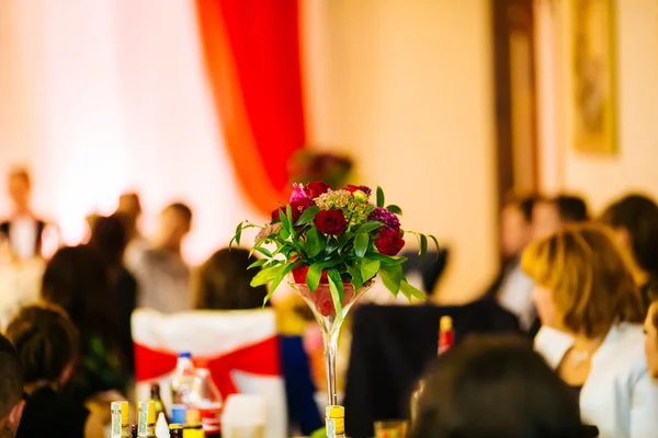 Bonita decoração de mesa de casamento, arranjo de flores e velas, um banquete para os convidados — Fotografia de Stock