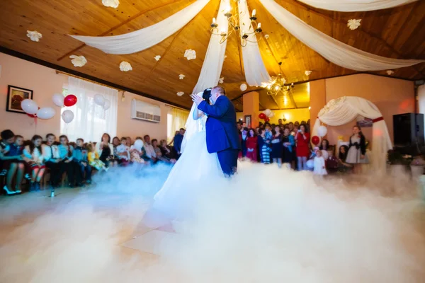 Bruiloft partij in het elegante restaurant met een prachtig bruiden — Stockfoto