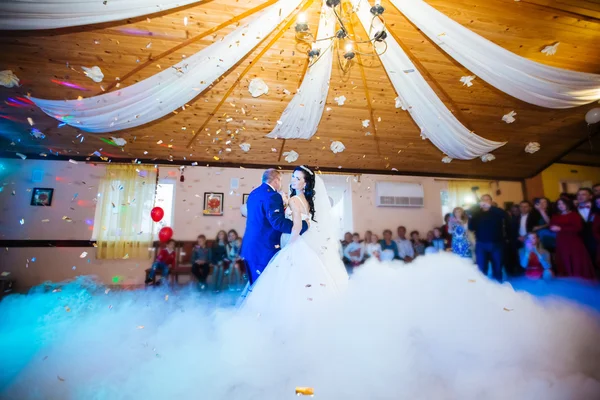 Sposa festa di nozze nell'elegante ristorante con un meraviglioso — Foto Stock