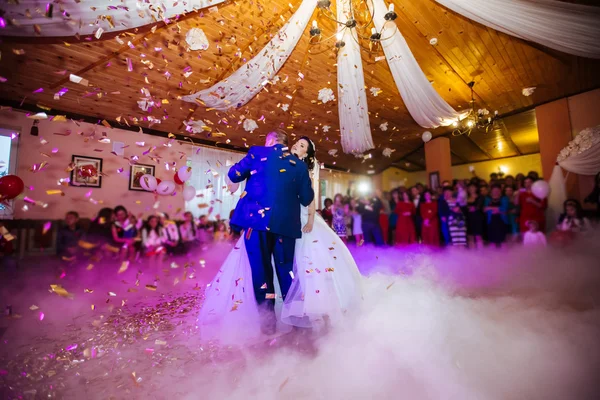 Festa de casamento de noivas no elegante restaurante com um maravilhoso — Fotografia de Stock