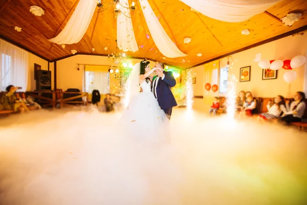 Романтична пара танцює на своєму весіллі — стокове фото