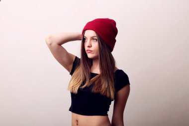 Bej renkli bir arka plan üzerinde izole bir siyah kolsuz gömlek giymiş Studio, başını sallayarak yüksek neşeli mutlu çekici beyaz kadın modeli seksi esmer saç
