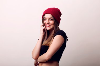 Bej renkli bir arka plan üzerinde izole bir siyah kolsuz gömlek giymiş Studio, başını sallayarak yüksek neşeli mutlu çekici beyaz kadın modeli seksi esmer saç