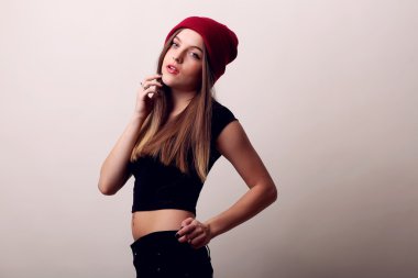 mutlu kız ayakta bej renkli arka plan, baş, model poz, kapanır kapak üzerinde bir stüdyoda kırmızı dudaklar