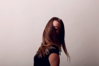 Uzun saçlı. Saç modeli. Kuaför Salonu. Moda model parlak saçlar ile.