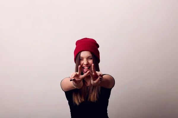 Hermosa joven con el pelo rizado alisa su cabello. La chica sonríe. Barber. Salón de belleza. Maquillaje de belleza . —  Fotos de Stock