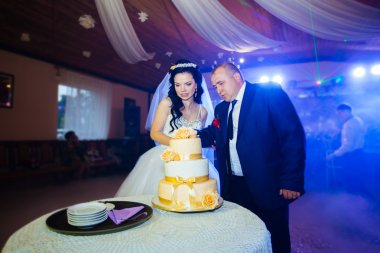 Çikolatalı kek ile badem, koyu arka plan üzerinde ahşap masa kesim erkek