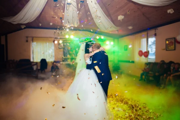Feliz pareja recién casada bailando en la recepción de la boda de cerca — Foto de Stock