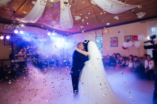 Bruiden bruiloft partij in het elegante restaurant met een prachtig licht en sfeer — Stockfoto