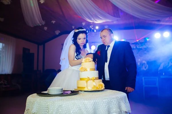 Весільна церемонія. Наречена і наречений нарізають торт . — стокове фото