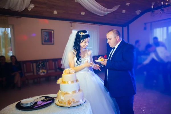 Νύφη και γαμπρός στη γαμήλια δεξίωση Κοπή της γαμήλιας τούρτας — Φωτογραφία Αρχείου