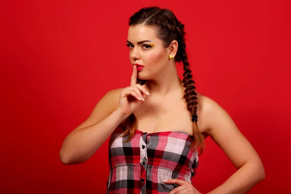 Donna di moda con labbra rosse e occhi fumosi, trucco serale. Bellezza. Ritratto. Sfondo rosso, ripresa in studio. Pelle perfetta. Bruna . — Foto Stock