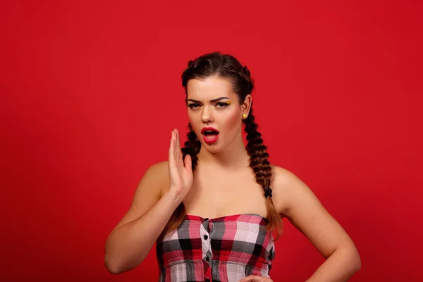 Linda sensualidade elegância senhora morena rosto mulher, tem olhos castanhos, cabelos encaracolados brilho, lábios sorridentes sexy. Retrato de estúdio. Natureza maquiagem pura romântica. Fundo vermelho. Penteado de beleza. — Fotografia de Stock