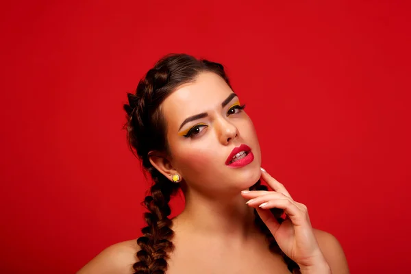 A beleza surpreendeu modelo de moda menina com arco de cabelo engraçado, unhas bege e maquiagem, isolado em um fundo branco. Expressando emoções positivas sorrir. Retrato de mulher jovem bonita — Fotografia de Stock