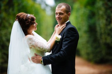 Düğün iki gün batımında dağlarda bir orman içinde