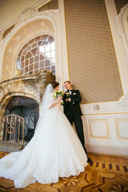 mutlu gelin ve Damat Düğün sarayında bakıyoruz