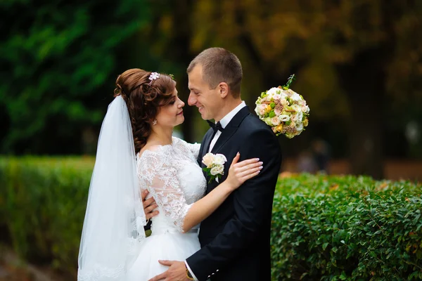 Casamento casal em uma floresta nas montanhas ao pôr do sol — Fotografia de Stock