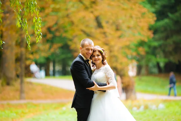 Casamento casal em uma floresta nas montanhas ao pôr do sol — Fotografia de Stock