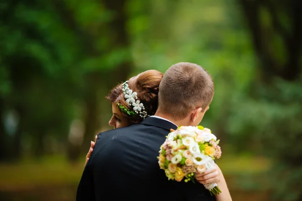 Coppia di nozze. Bellissimi sposi. Appena sposata. Chiudete. Buoni sposi che si abbracciano al loro matrimonio. Sposo e sposa in un parco. abito da sposa. Matrimonio nuziale, autunno — Foto Stock