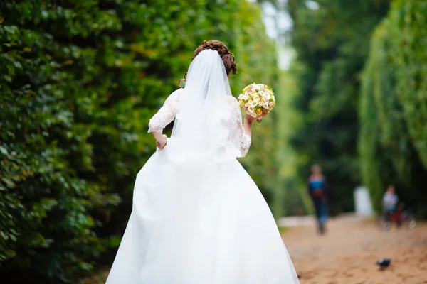 Parkta yürüyüş vintage beyaz elbiseli güzel şık sarı gelin — Stok fotoğraf