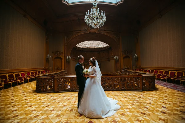 Guapo romántico novio besando hermosa morena novia cerca de la vieja pared castillo — Foto de Stock