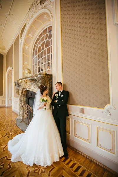 Closeup portrait of beautiful elegant woman posing at classic interior with handsome man — Stock Photo, Image