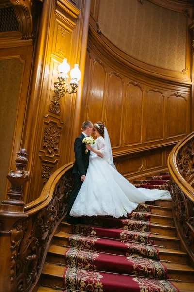 Wedding kiss on their wedding night at the Palace — Stock Photo, Image