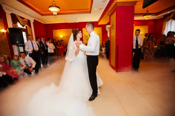 Wedding dance of bride and groom — Stock Photo, Image