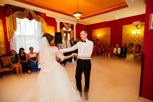 Primeira dança de casamento de par em pétalas de rosa — Fotografia de Stock