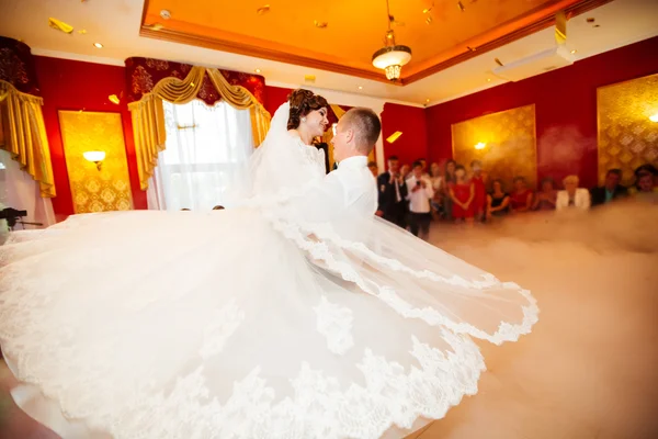 Authentic wedding wonderful young couple with incredible scenery — Stock Photo, Image