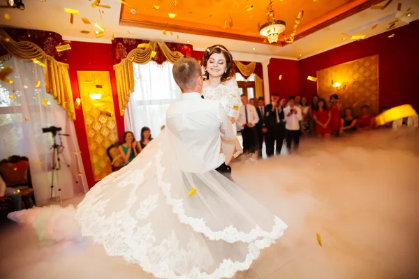 Wunderschöne stilvolle glückliche Braut und Bräutigam ihre Emotiona durchführen — Stockfoto