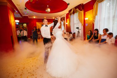 İlk düğün dansı yoğun duman üzerinde şaşırtıcı