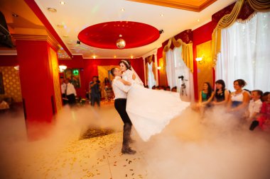 Gelin ve damat beyaz duman ile kendi düğün dans