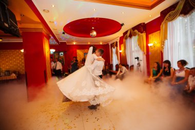 ilk düğün dansı. sığ derinlik-in tarla