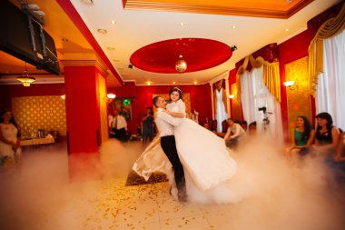 Gelin ve damat bir rahat evde doğal li ile çekilmiş fotoğrafı