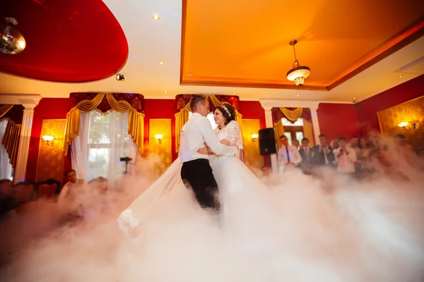 Liebendes Brautpaar tanzt am Hochzeitstag — Stockfoto