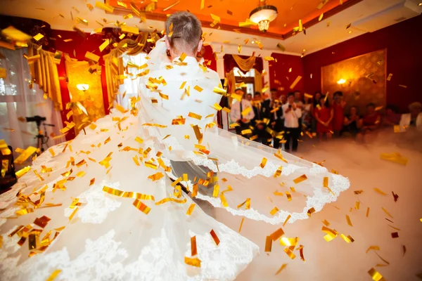 Handsome wedding dance with confetti — Stock Photo, Image