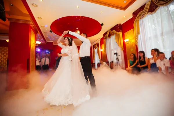 Bröllopsparet på restaurang — Stockfoto