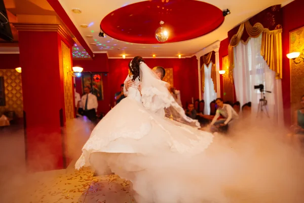 Bride and groom dancing in front of their friends — Stockfoto