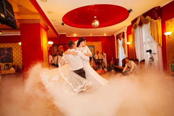 Danse de mariage de mariée et marié — Photo