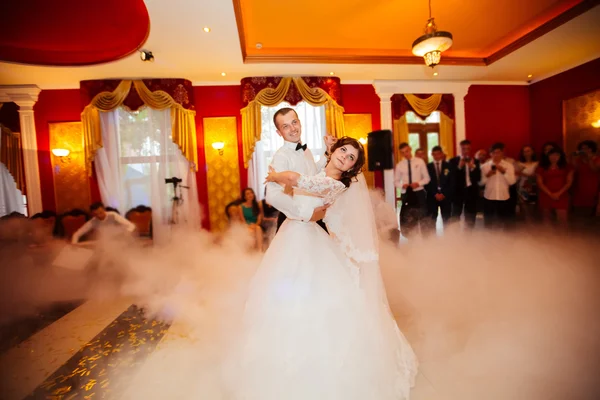 Наречений і наречений танцюють на власному весіллі — стокове фото