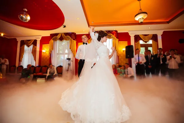 Schöner Hochzeitstanz in Seifenblasen, verschwommen — Stockfoto