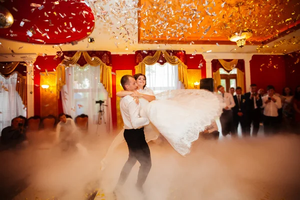 Eerste dans bruid in een restaurant — Stockfoto