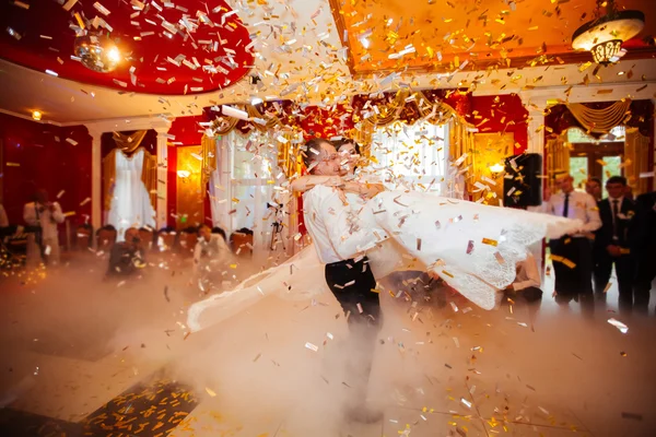 Romantische Paare tanzen auf ihrer Hochzeit — Stockfoto