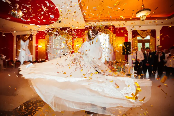 Mooie Kaukasische paar net getrouwd en dansen hun eerste — Stockfoto