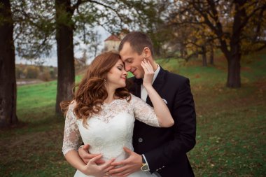 Elbise genç güzel düğün çift kadının beyaz uzun ve peçe ve resmi Siyahlı adam birlikte doğal zemin, yatay resim üzerine derin yeşil orman ayakta uygun