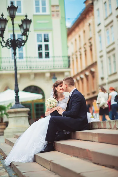 Glada unga par i Lviv, kär — Stockfoto