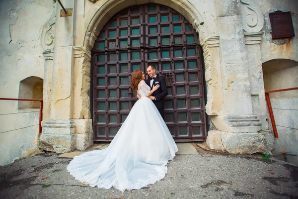 Bruiloft kus in het paleis — Stockfoto