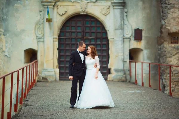 Bruidspaar op achtergrond voor grote historische paleis — Stockfoto