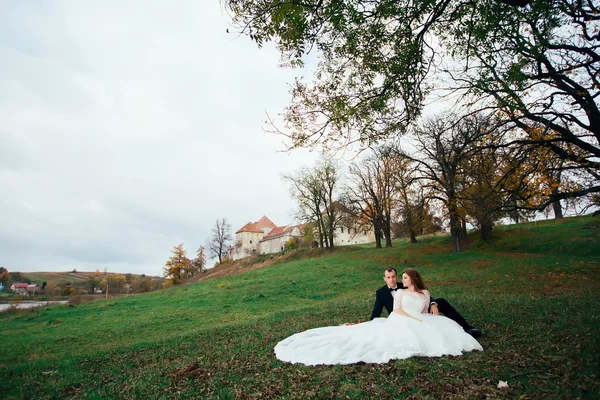 Счастливые жених и невеста в парке в день их свадьбы — стоковое фото